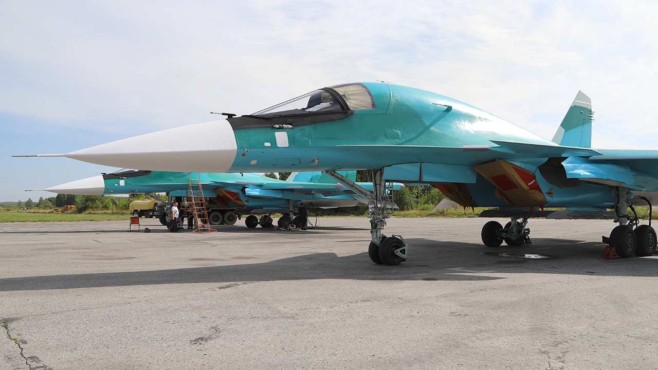 Войска получили новую партию истребителей-бомбардировщиков Су-34