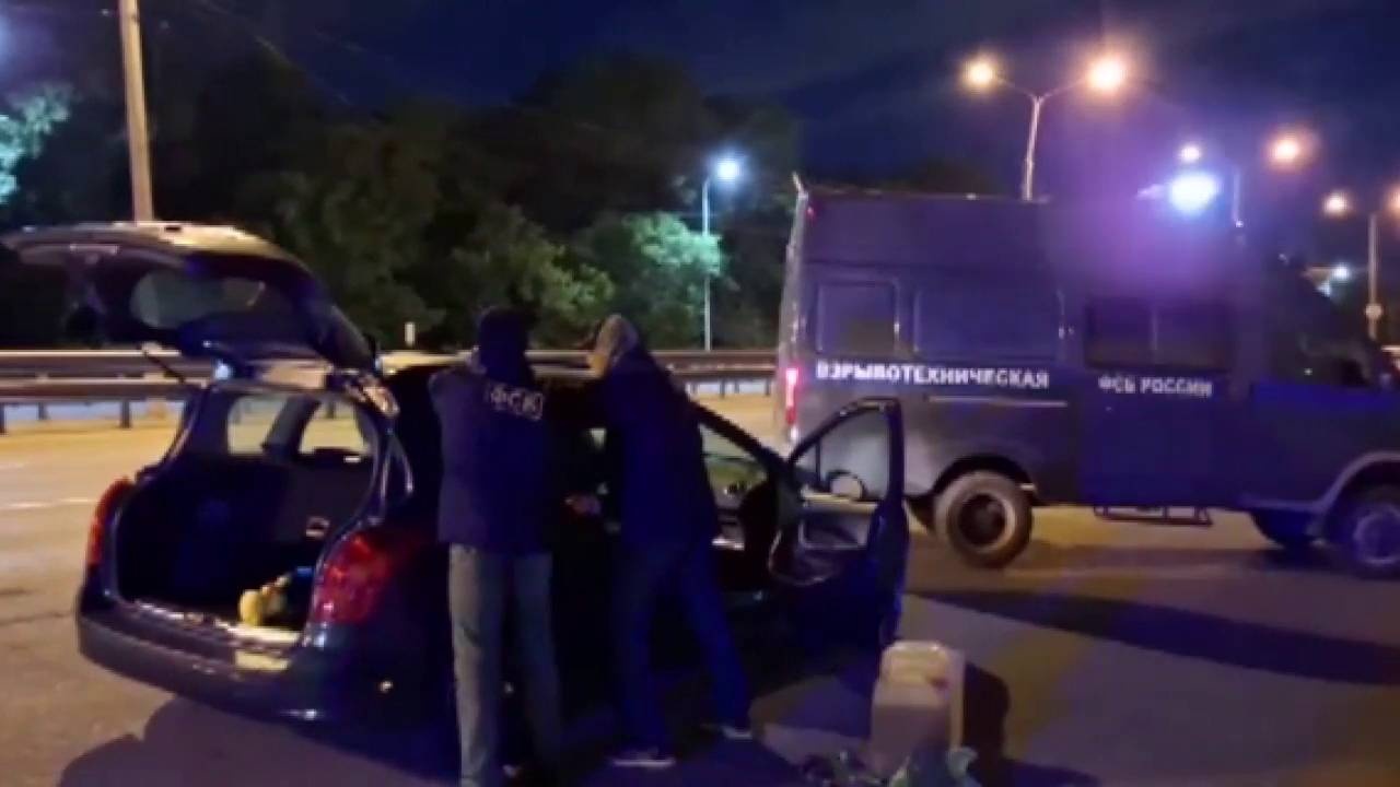 ФСБ показала начиненное 60 кг взрывчатки авто для убийства сотрудника МО РФ ФСБ показала начиненное 60 кг взрывчатки авто для убийства сотрудника МО РФ