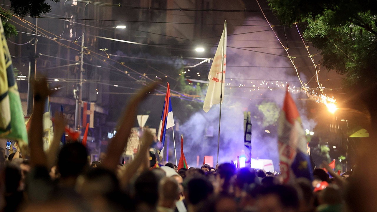 Четверо полицейских пострадали при протестах у офисов правящей партии Сербии