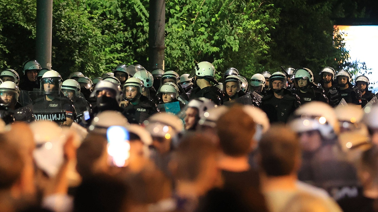Не менее шести полицейских пострадали при беспорядках в Сербии Не менее шести полицейских пострадали при беспорядках в Сербии