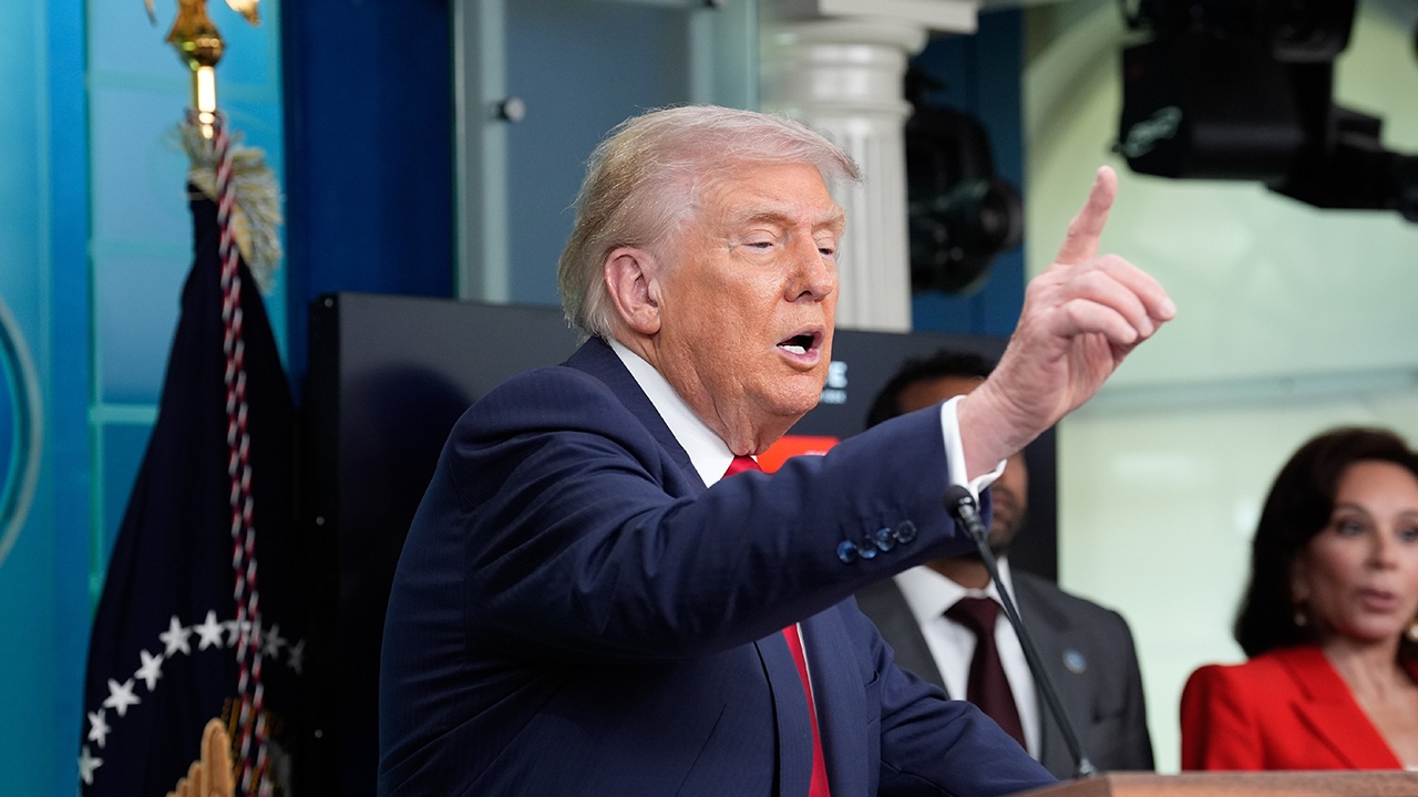 The Atlantic: Трамп несколько месяцев хотел встретиться с Путиным The Atlantic: Трамп несколько месяцев хотел встретиться с Путиным