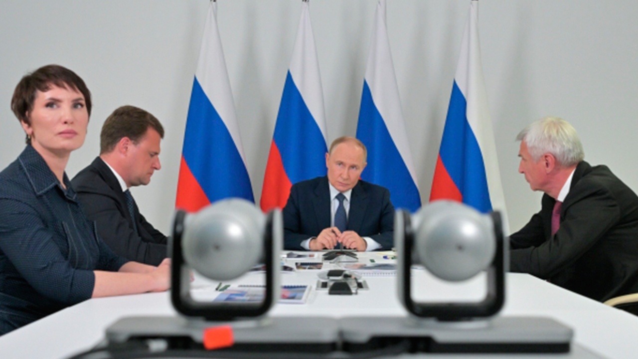 Путин провел совещание по вопросам развития Магадана