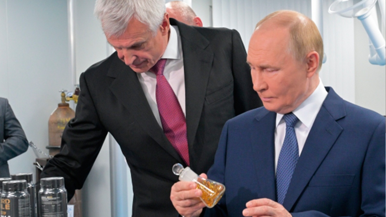 Путин посетил завод по обработке рыбного жира в Магадане