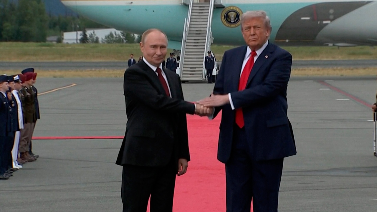 Путин и Трамп поприветствовали друг друга на Аляске Путин и Трамп поприветствовали друг друга на Аляске