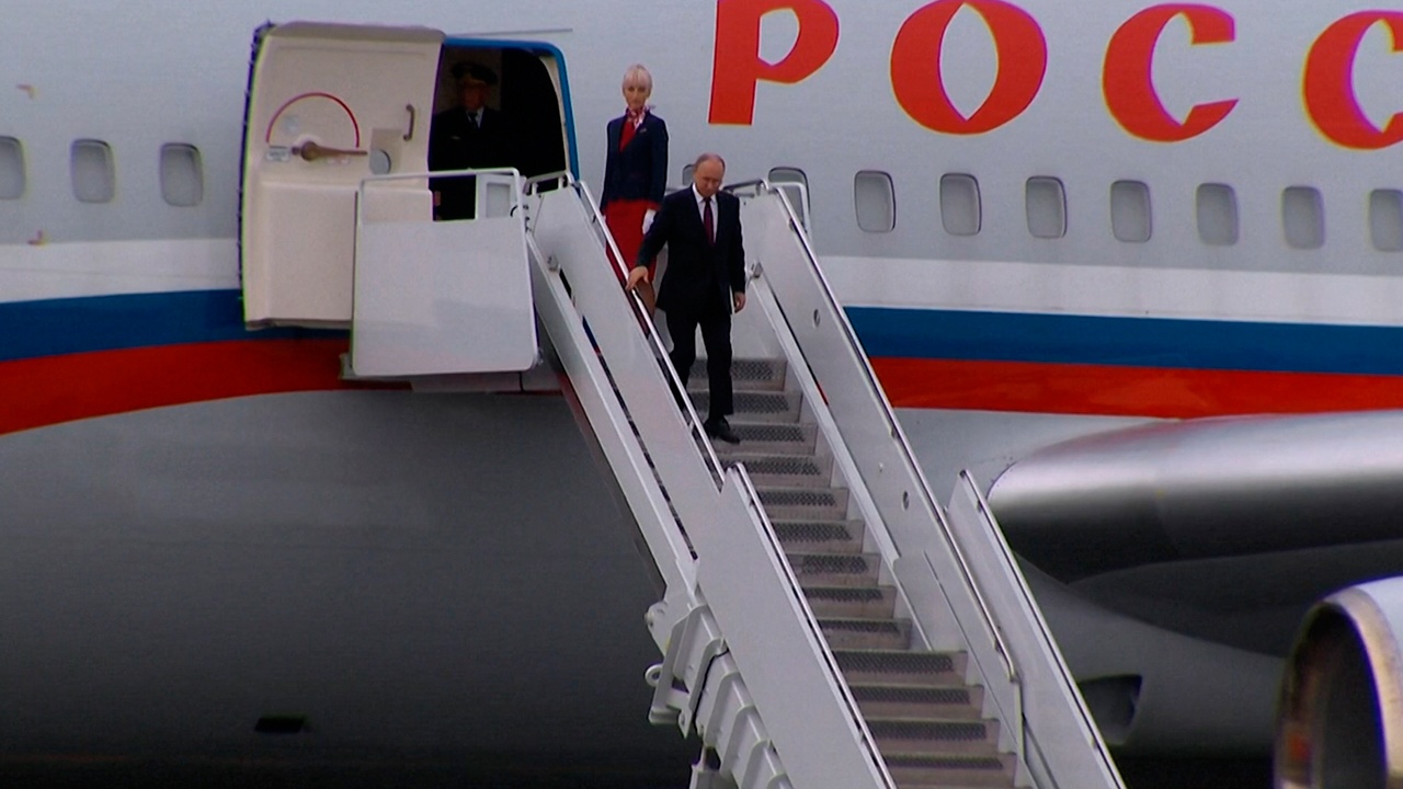 Путин вышел из своего самолета после приземления в Анкоридже Путин вышел из своего самолета после приземления в Анкоридже