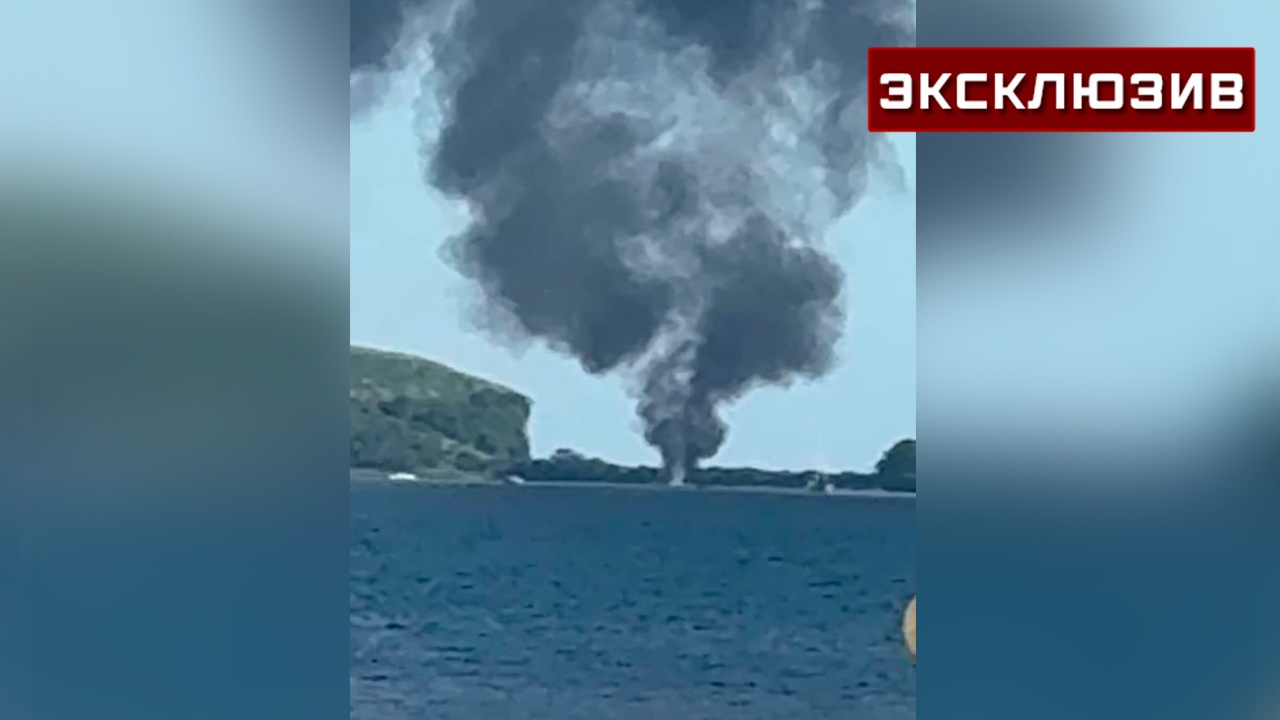 Появились кадры с горящим у Владивостока катером