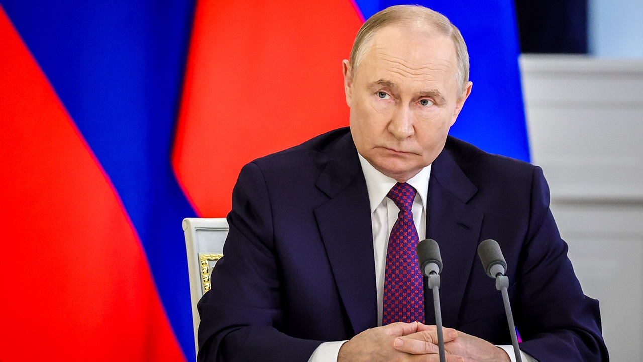 Путин передал жителю Аляски новый мотоцикл «Урал» Путин передал жителю Аляски новый мотоцикл «Урал»