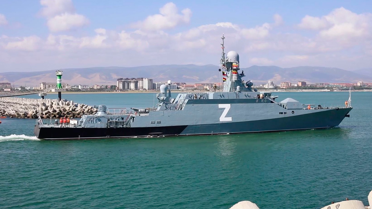 Больше десятка боевых кораблей Каспийской флотилии вышли на учения Больше десятка боевых кораблей Каспийской флотилии вышли на учения