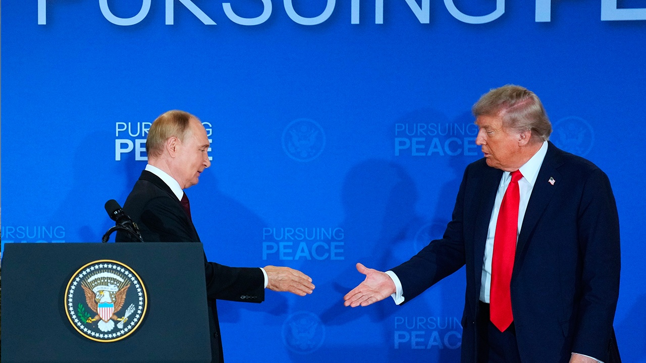 Bloomberg: Трамп разговаривал с Зеленским полчаса, а с Путиным - три Bloomberg: Трамп разговаривал с Зеленским полчаса, а с Путиным - три