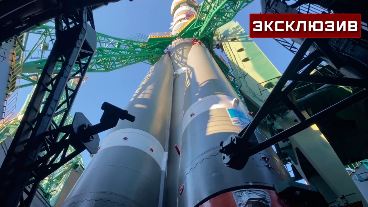 Ракету «Союз» с биоспутником показали перед пуском с близкого расстояния Ракету «Союз» с биоспутником показали перед пуском с близкого расстояния