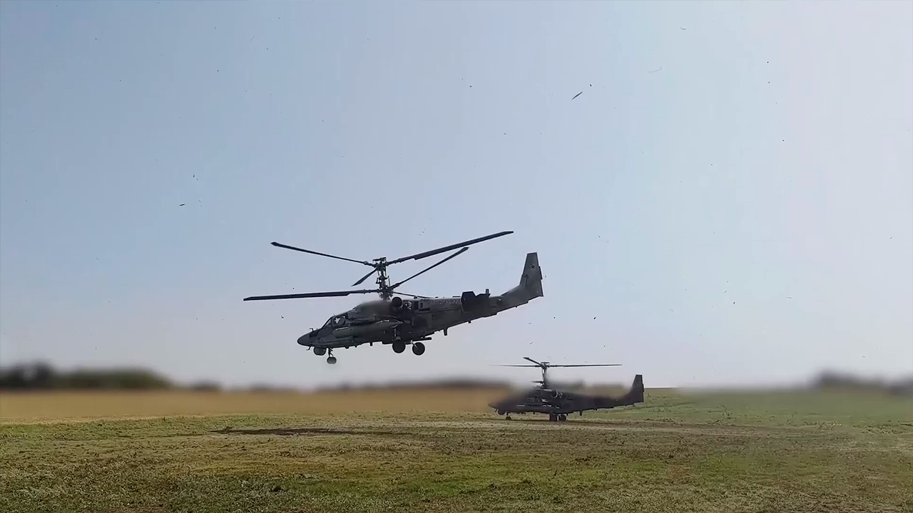 Ка-52М ударил ракетами по прятавшимся в лесополосе боевикам ВСУ Ка-52М ударил ракетами по прятавшимся в лесополосе боевикам ВСУ
