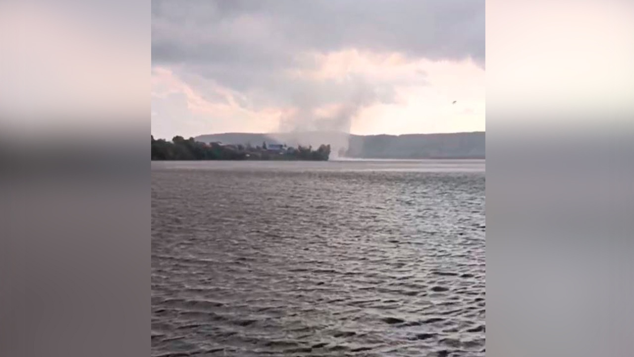 В Пермском крае сняли на видео разрушительный смерч