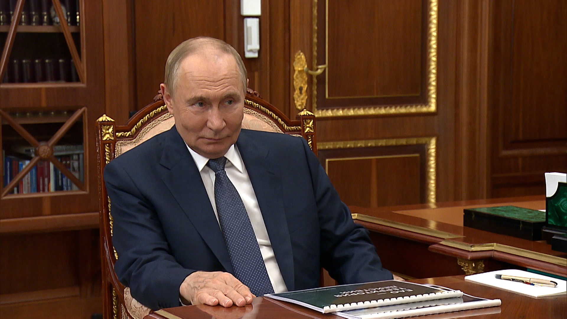 Глава Еврейской АО передала Путину шеврон «Доблесть Хингана»