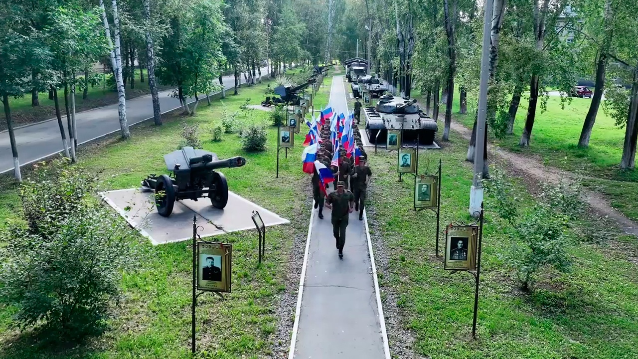 Бойцы РВСН устроили забег в Новосибирске в честь Дня флага России