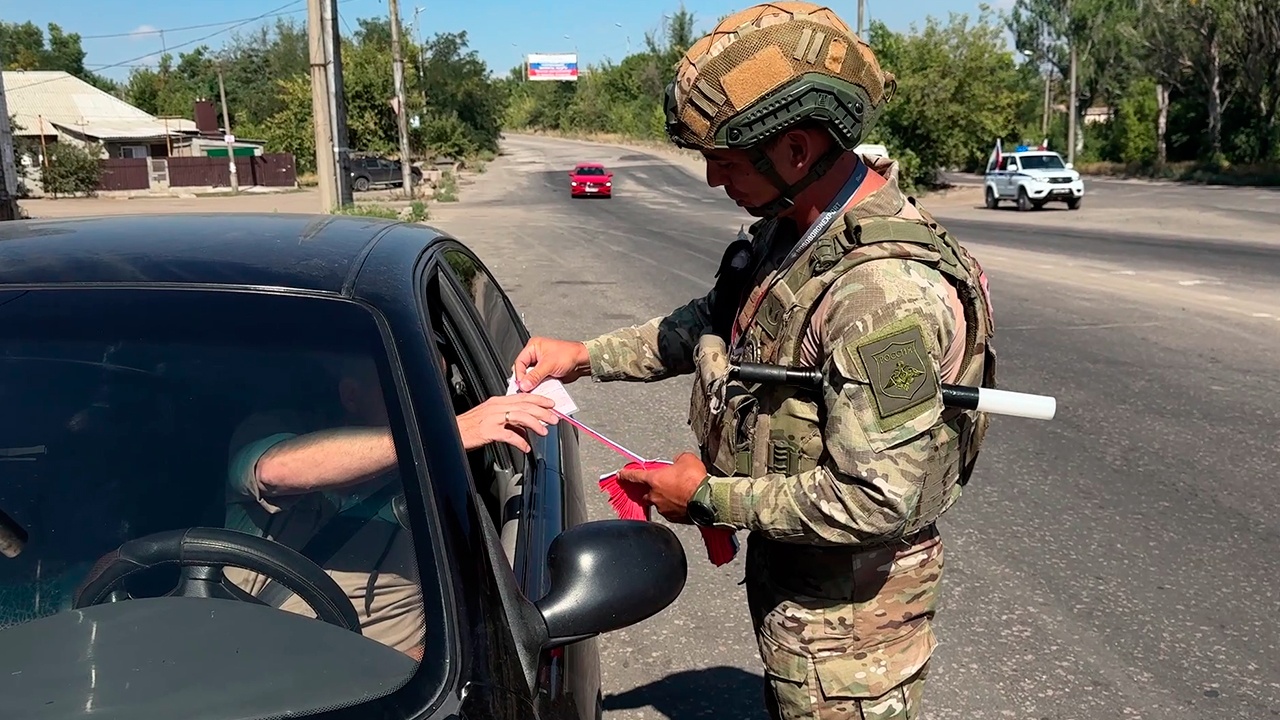 Водителям в ДНР выдали российские триколоры в День государственного флага Водителям в ДНР выдали российские триколоры в День государственного флага