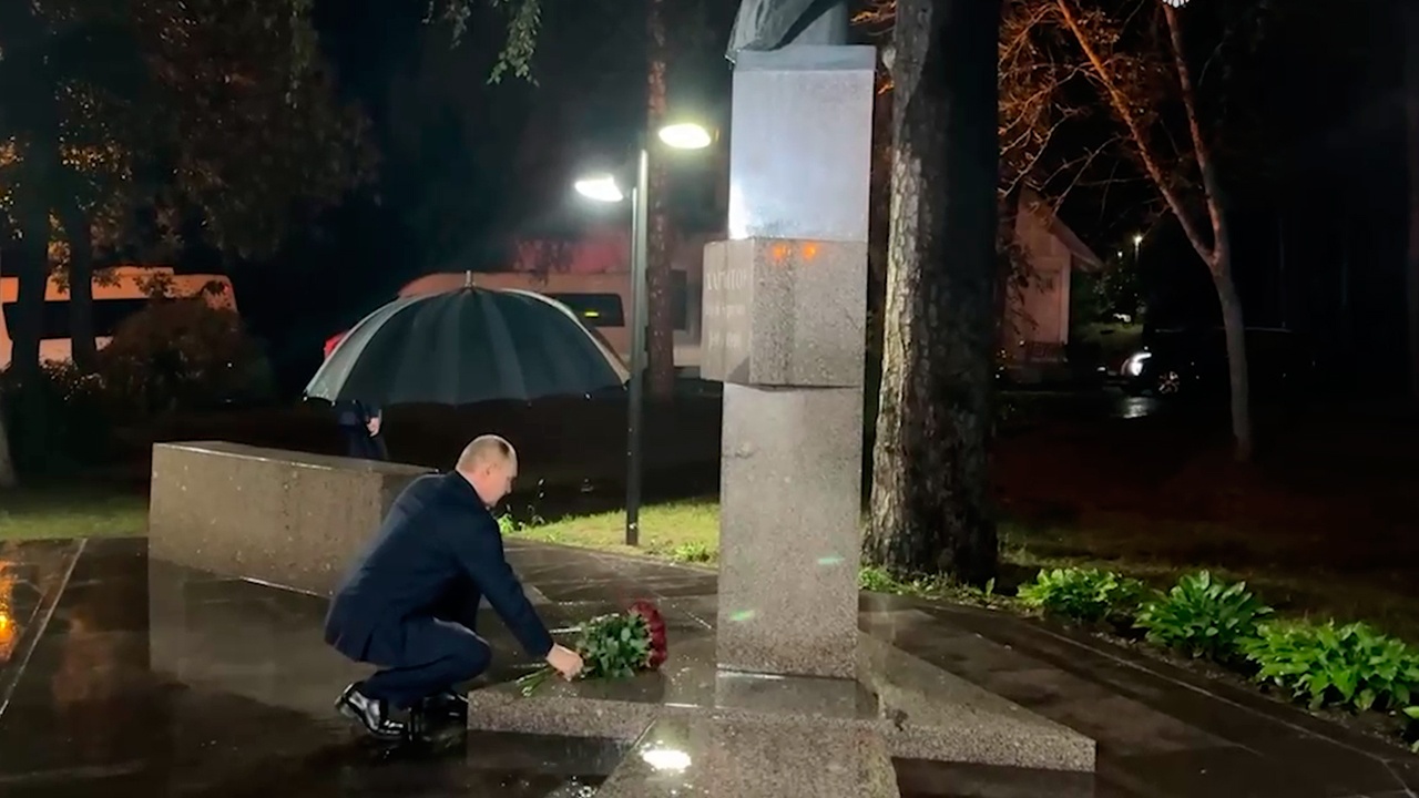 Путин возложил цветы к памятнику одному из создателей атомного проекта СССР Путин возложил цветы к памятнику одному из создателей атомного проекта СССР
