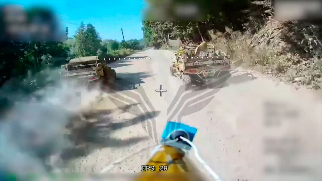 В Сумской области FPV-дрон догнал багги на грунтовке и поразил в упор В Сумской области FPV-дрон догнал багги на грунтовке и поразил в упор