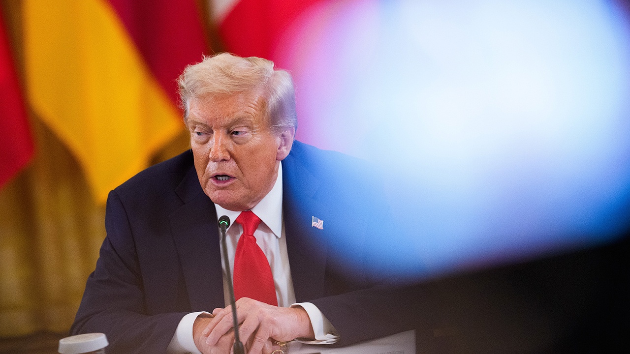 Daily Beast: на руке Трампа снова заметили синяк, покрытый косметикой Daily Beast: на руке Трампа снова заметили синяк, покрытый косметикой
