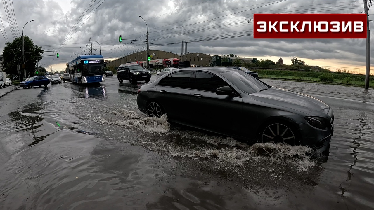 Появились кадры затопленных улиц Новосибирска после сильнейшего ливня Появились кадры затопленных улиц Новосибирска после сильнейшего ливня
