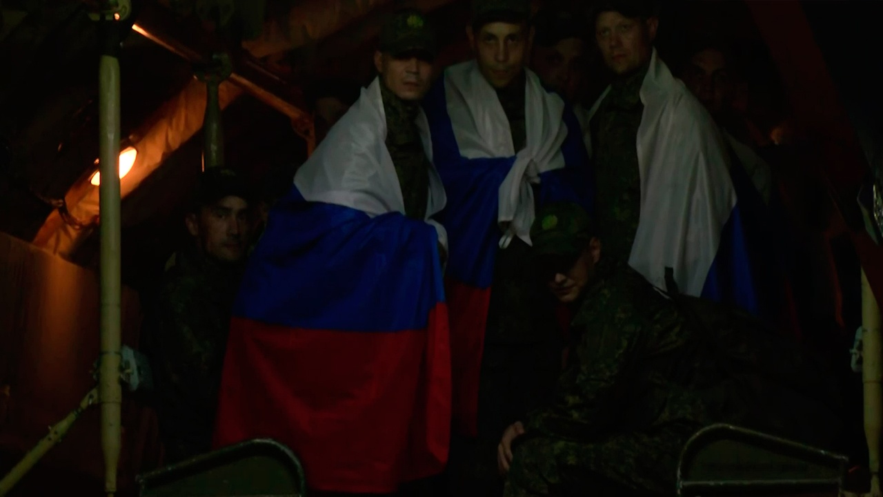 Самолет с освобожденными из плена 146 военными приземлился в России Самолет с освобожденными из плена 146 военными приземлился в России