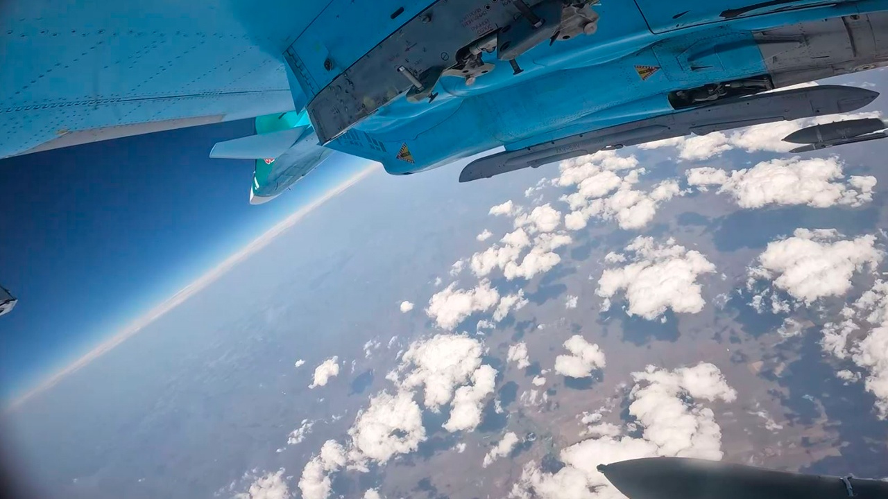 Экипаж Су-34 разбомбил пункт временной дислокации ВСУ Экипаж Су-34 разбомбил пункт временной дислокации ВСУ