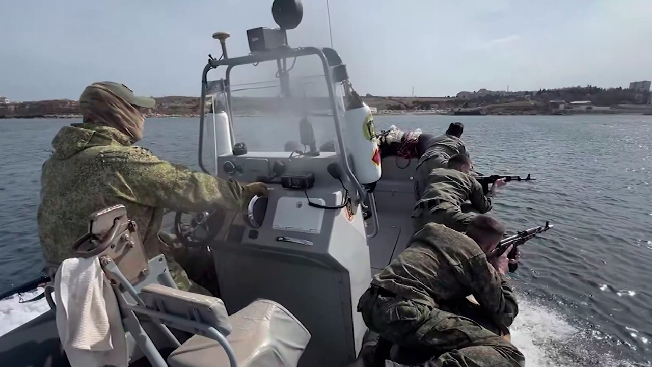 Морской спецназ показал, как защищает берег Крыма от катеров ВСУ Морской спецназ показал, как защищает берег Крыма от катеров ВСУ