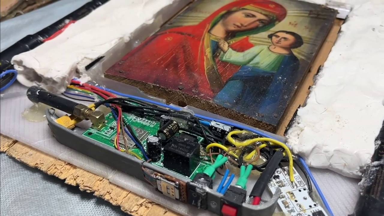Икону со взрывчаткой для подрыва сотрудников ФСБ в Крыму показали на видео Икону со взрывчаткой для подрыва сотрудников ФСБ в Крыму показали на видео