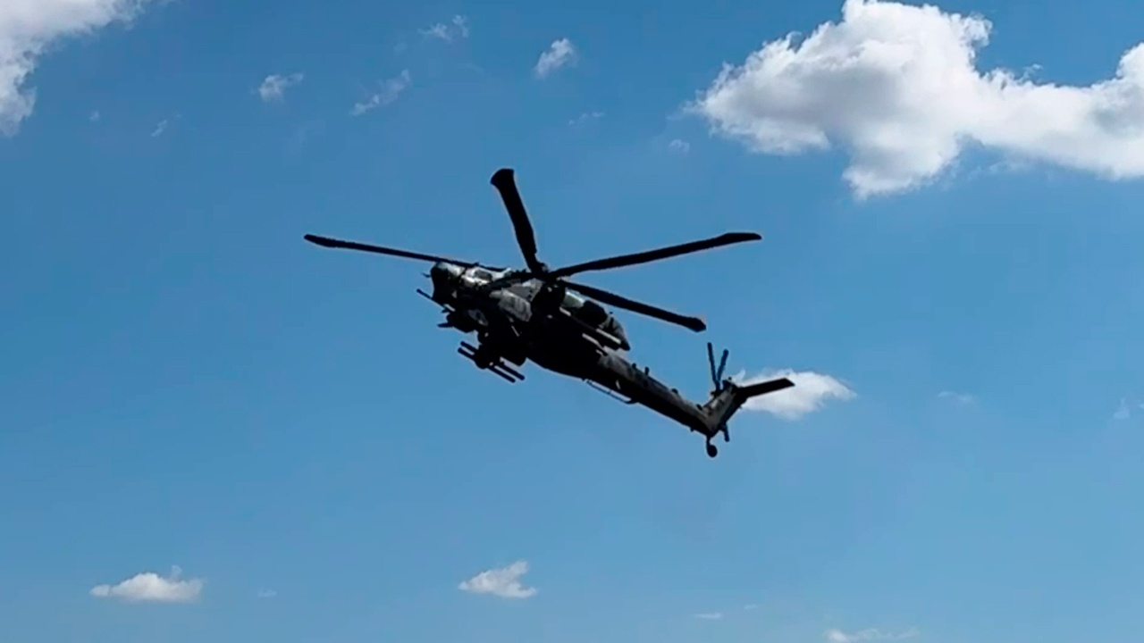 Экипаж Ми-28НМ поразил живую силу противника в лесистой местности