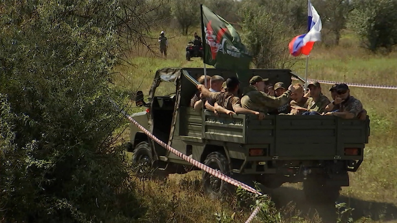 Военнослужащие испытали багги и «Хантер» для быстрой эвакуации раненых Военнослужащие испытали багги и «Хантер» для быстрой эвакуации раненых