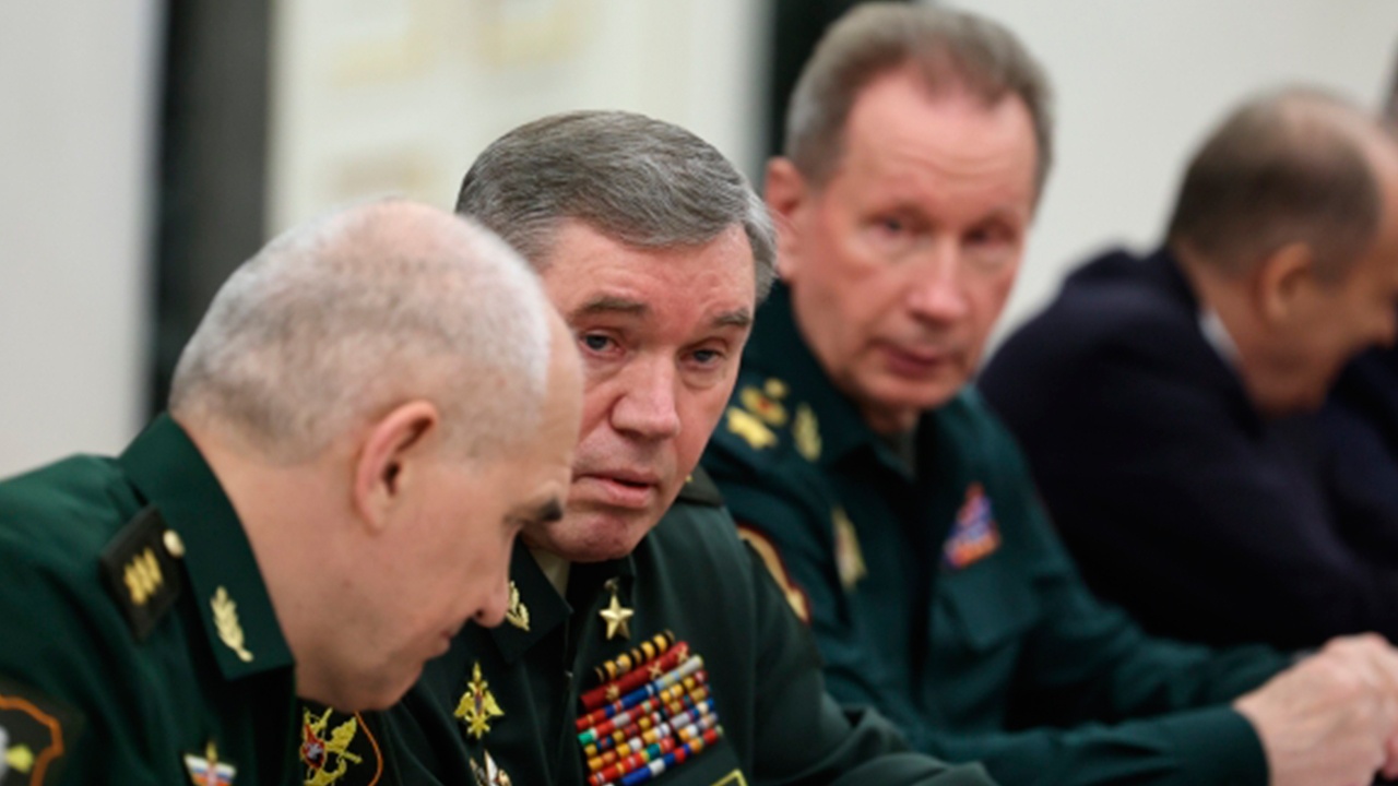 Герасимов заявил, что армия России продолжает наступление по всей линии фронта Герасимов заявил, что армия России продолжает наступление по всей линии фронта