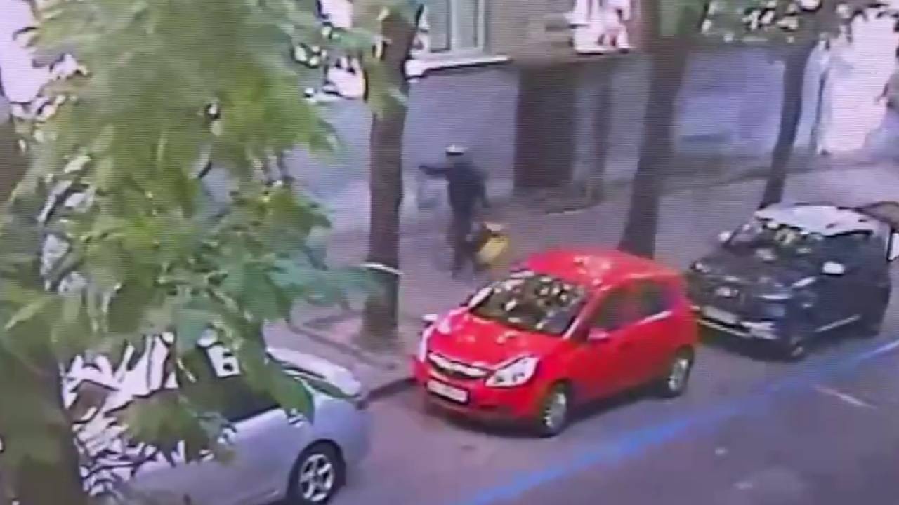 Момент убийства Парубия попал на камеру видеонаблюдения Момент убийства Парубия попал на камеру видеонаблюдения