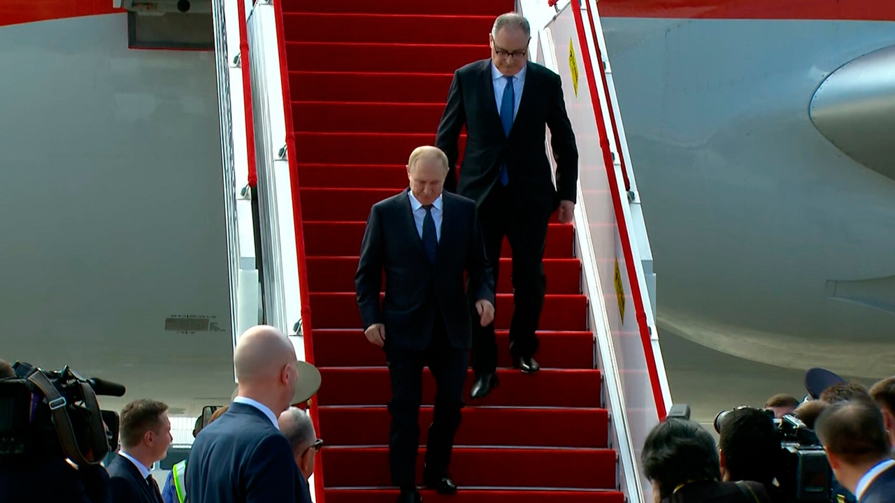Путин прилетел в Китай для участия в саммите ШОС Путин прилетел в Китай для участия в саммите ШОС