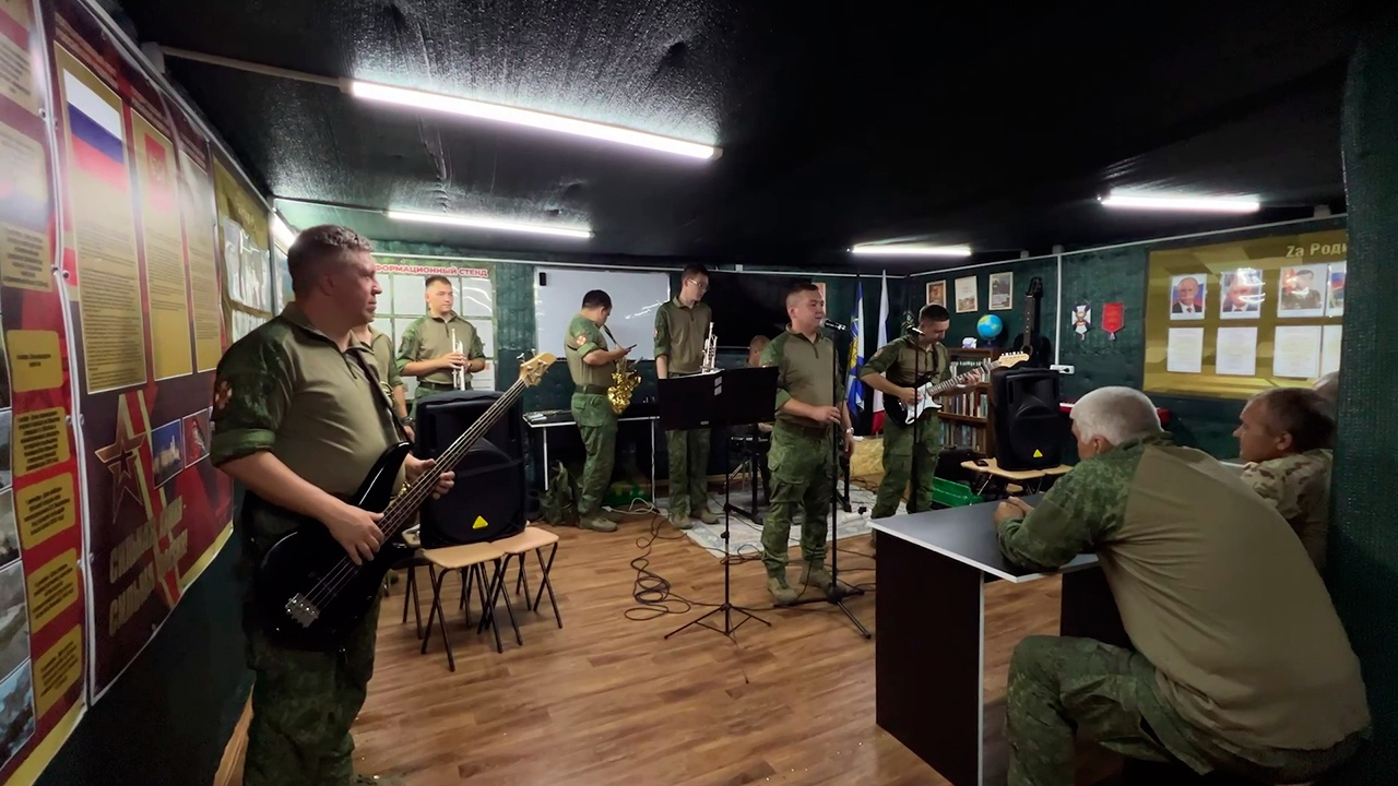Военные музыканты дали необычный концерт для наших бойцов в блиндаже Военные музыканты дали необычный концерт для наших бойцов в блиндаже