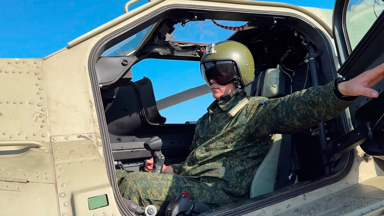 Летчики армейской авиации поразили боевиков ракетой ЛМУР в зоне СВО Летчики армейской авиации поразили боевиков ракетой ЛМУР в зоне СВО