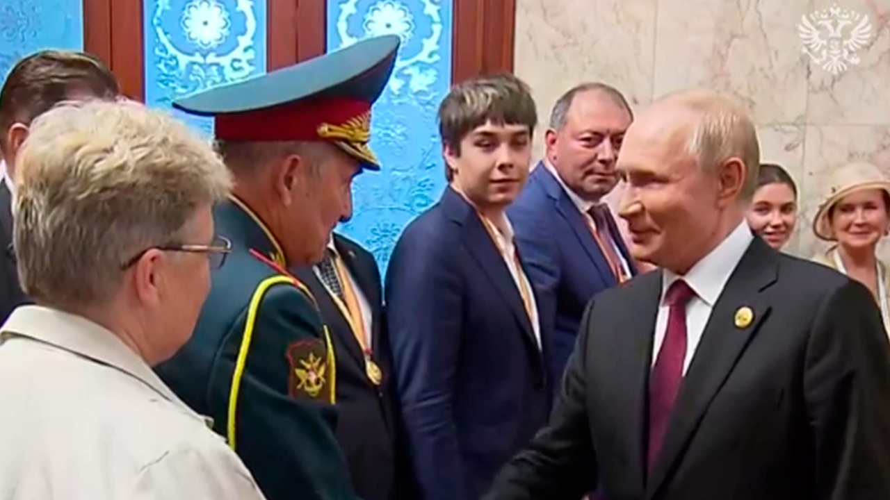 Путин в Пекине пообщался с родственниками ветеранов Советской армии Путин в Пекине пообщался с родственниками ветеранов Советской армии