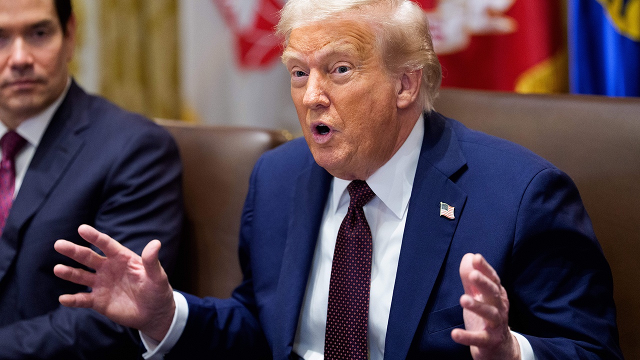 «Готовите заговор»: Трамп передал привет лидерам РФ и КНДР во время парада в Пекине «Готовите заговор»: Трамп передал привет лидерам РФ и КНДР во время парада в Пекине