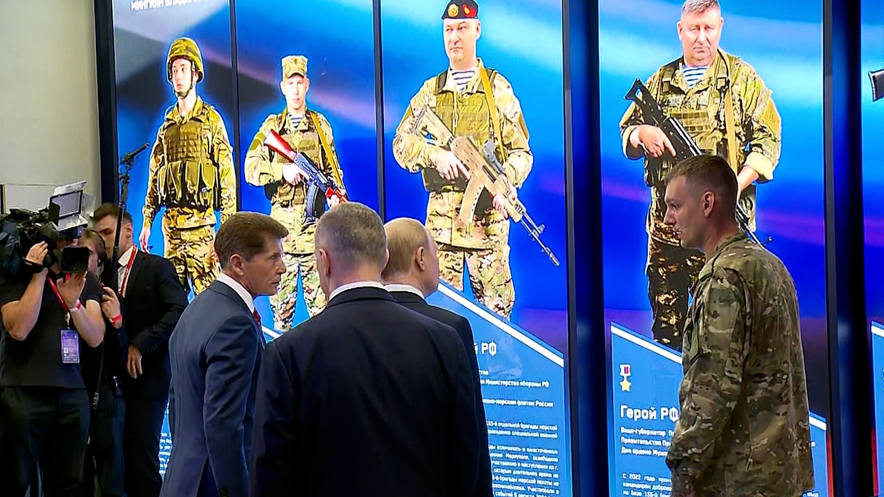 Путину показали экспозицию, посвященную 155-й бригаде морской пехоты и Гудкову Путину показали экспозицию, посвященную 155-й бригаде морской пехоты и Гудкову