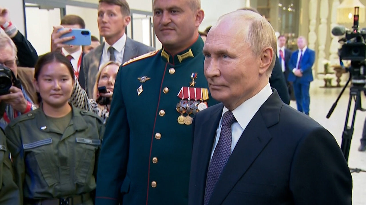 Путин поддержал идею открыть центр «Воин» в каждом регионе Путин поддержал идею открыть центр «Воин» в каждом регионе