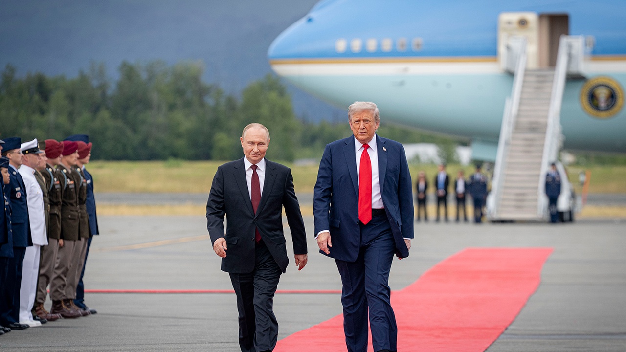 Трамп выложил фото с Путиным на Аляске после разговора с главами ЕС Трамп выложил фото с Путиным на Аляске после разговора с главами ЕС