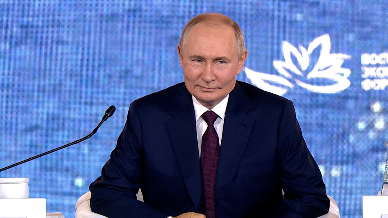 Началось пленарное заседание ВЭФ с участием Владимира Путина Началось пленарное заседание ВЭФ с участием Владимира Путина