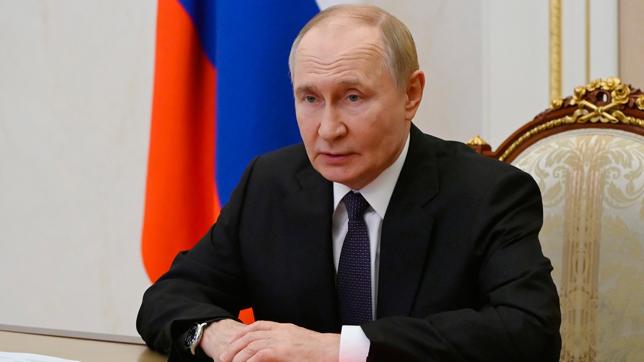 Путин присвоил двум самоходным артполкам почетные наименования Путин присвоил двум самоходным артполкам почетные наименования