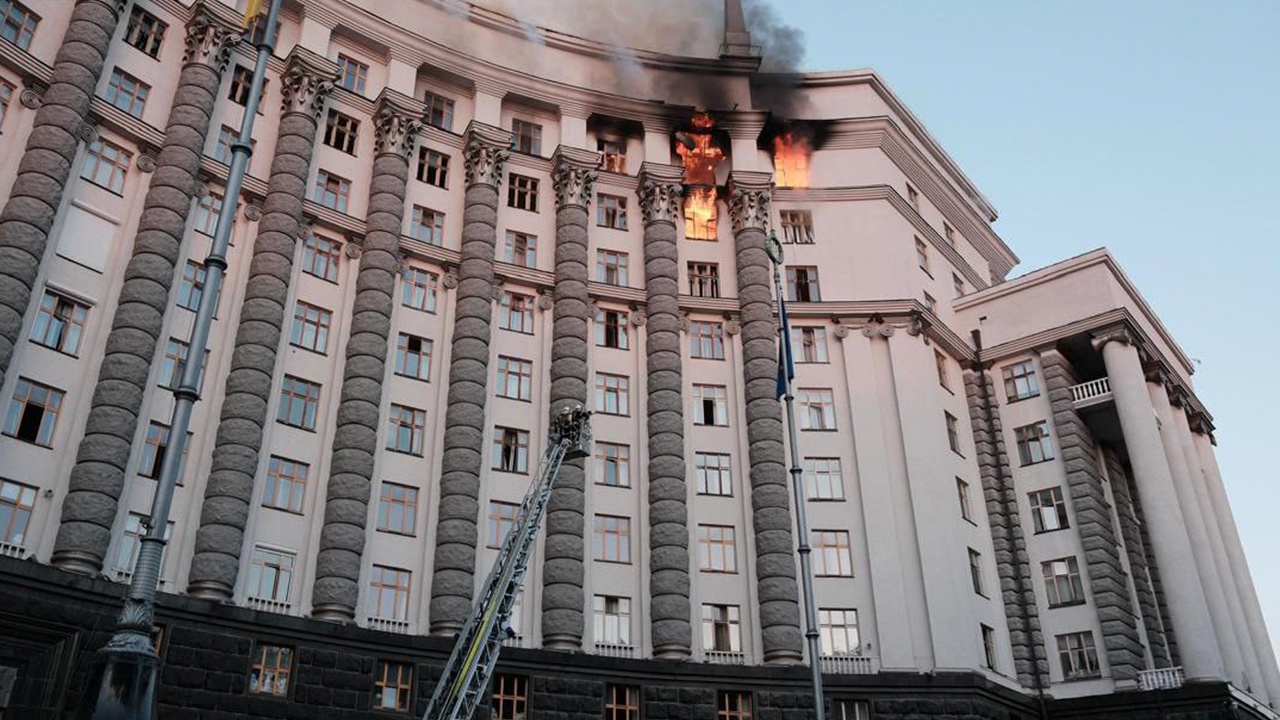 В Киеве загорелось здание правительства В Киеве загорелось здание правительства