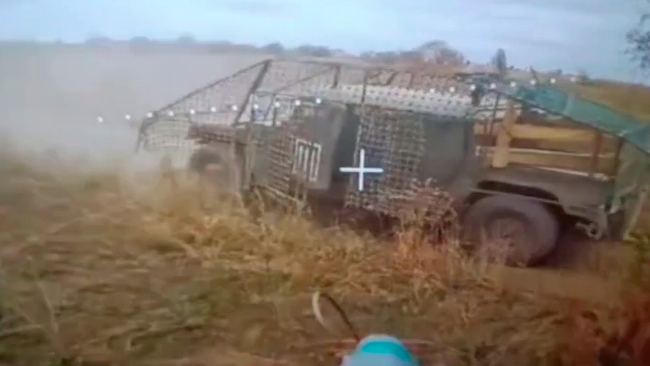 FPV-дроны разнесли американские гаубицу М101 и бронеавтомобиль HMMWV FPV-дроны разнесли американские гаубицу М101 и бронеавтомобиль HMMWV