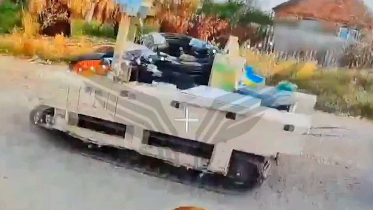 МО РФ показало удары FPV-дронов «Рубикона» по технике и позициям ВСУ МО РФ показало удары FPV-дронов «Рубикона» по технике и позициям ВСУ