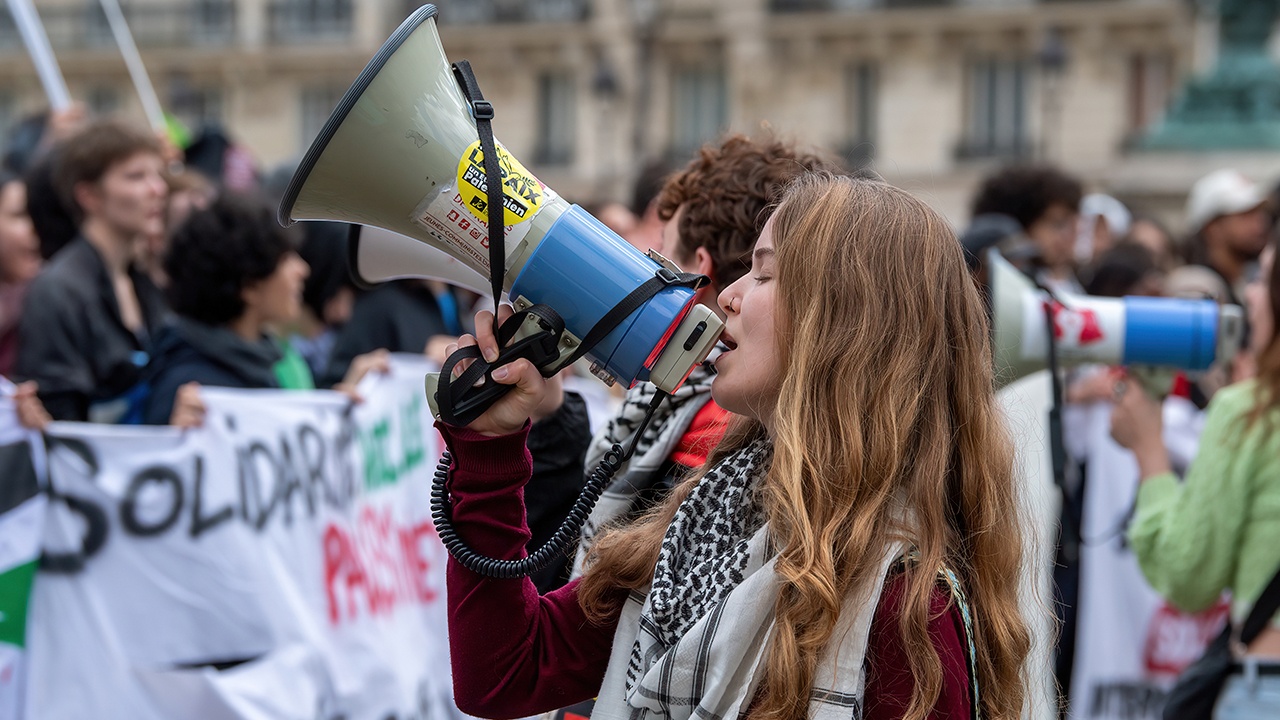 В Париже протестующие перекрыли улицы и зажгли костры В Париже протестующие перекрыли улицы и зажгли костры