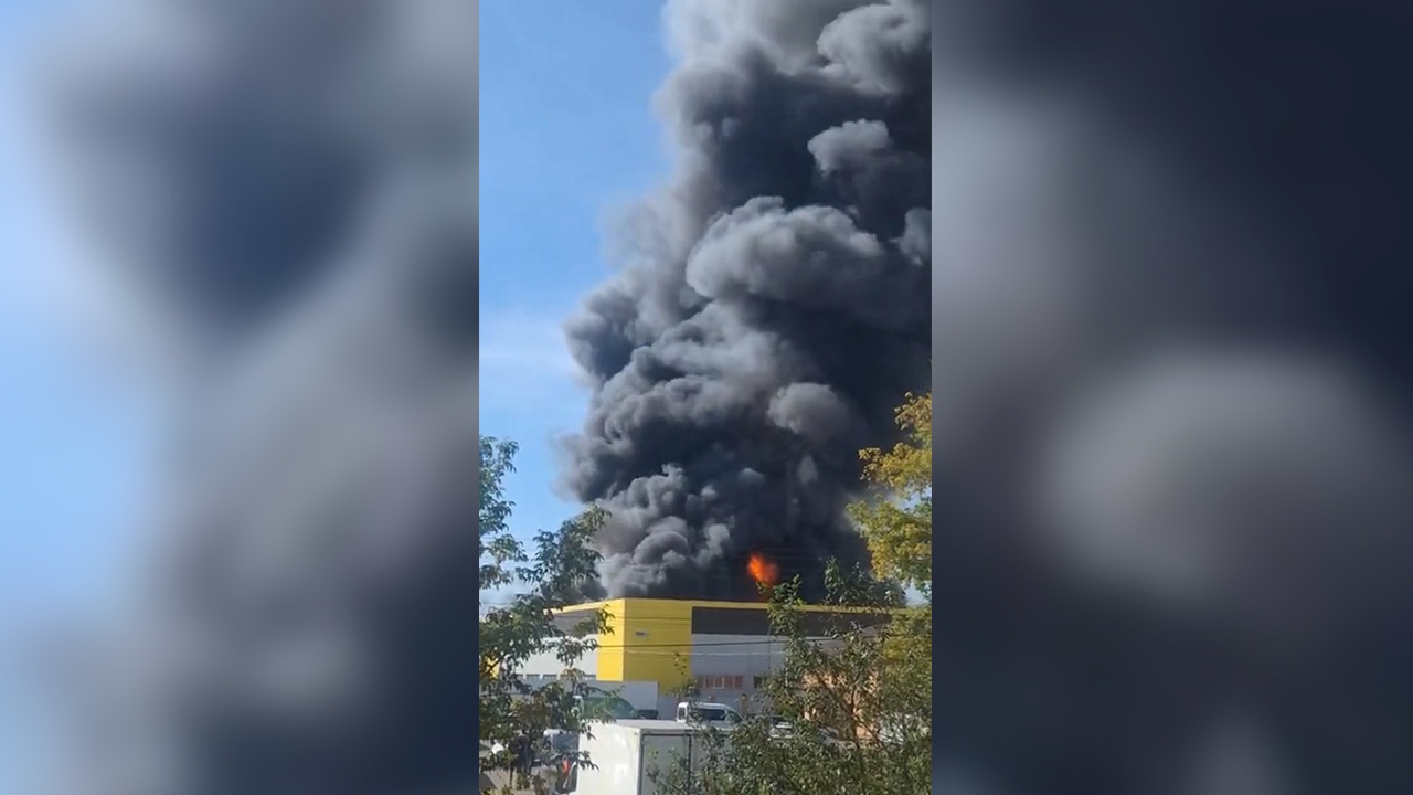 Пожар площадью 13 тысяч «квадратов» произошел на складе в Подмосковье Пожар площадью 13 тысяч «квадратов» произошел на складе в Подмосковье