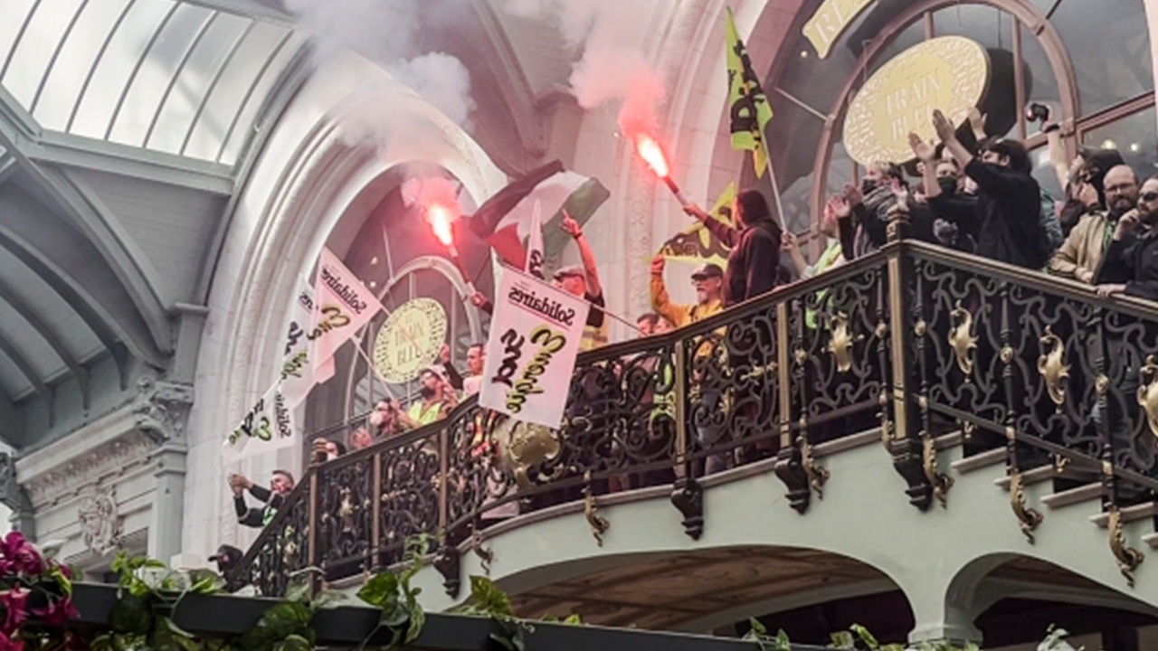 Протестующие в Париже заблокировали Лионский вокзал Протестующие в Париже заблокировали Лионский вокзал