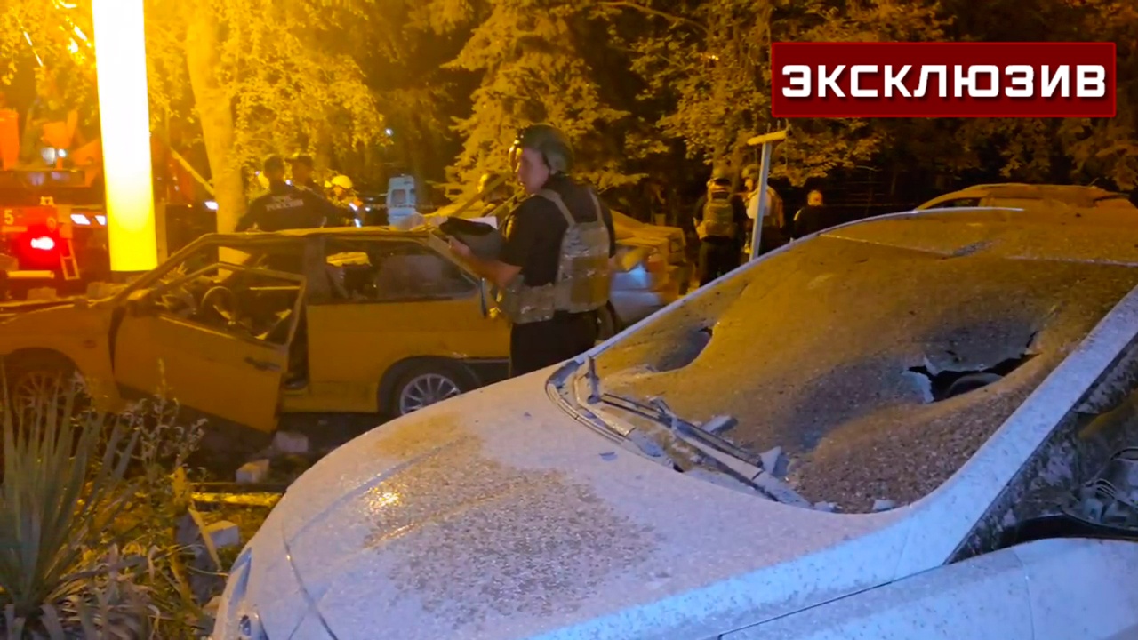 Искореженные авто и дом без лестницы: последствия ударов ВСУ по Донецку сняли на видео Искореженные авто и дом без лестницы: последствия ударов ВСУ по Донецку сняли на видео