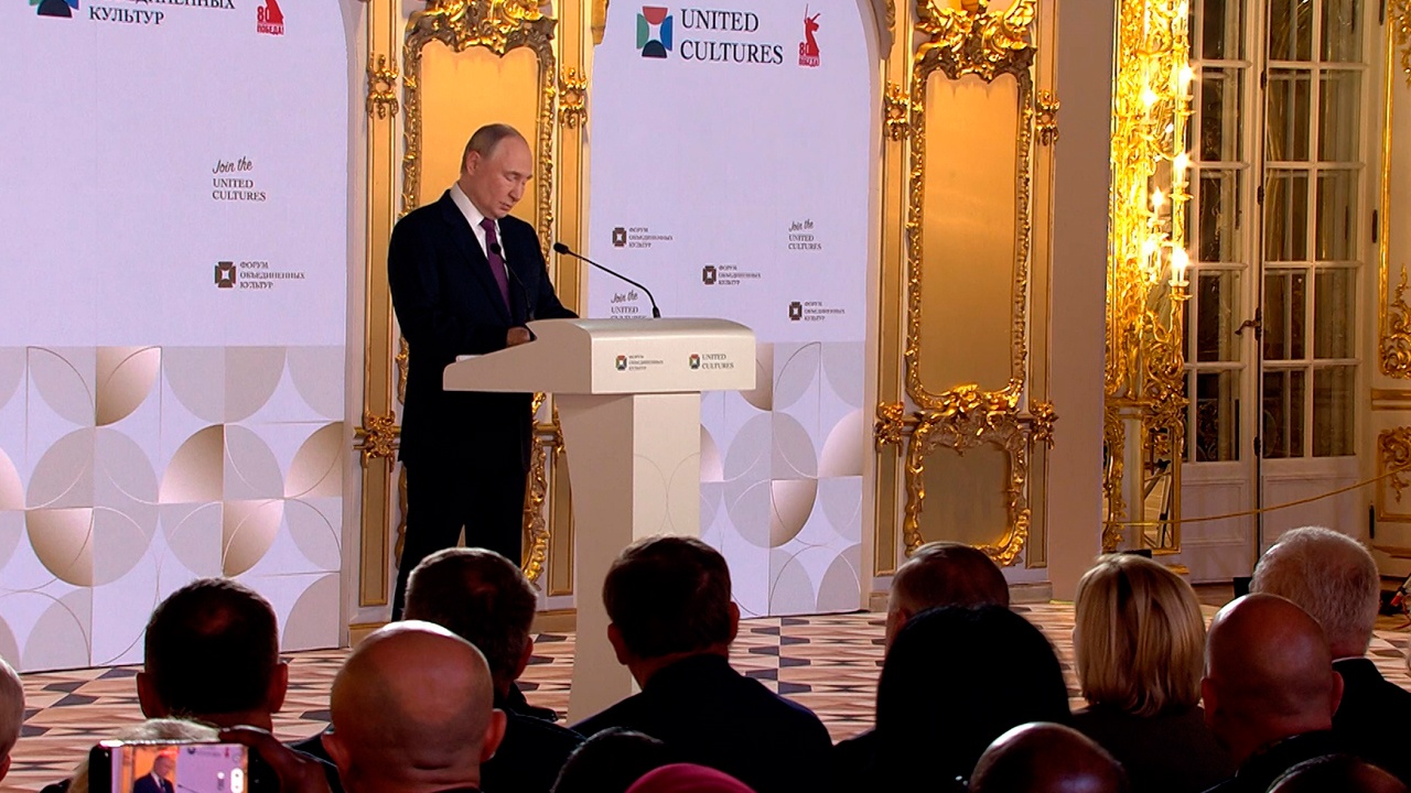 Путин: мир будущего - это мир любви и дружбы, а не одиночек в киберпространстве Путин: мир будущего - это мир любви и дружбы, а не одиночек в киберпространстве