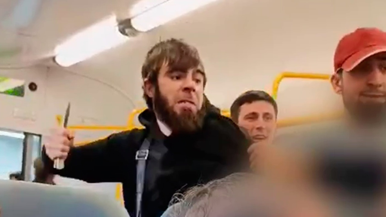 Трое безбилетников напали с ножом на контролеров электрички в Подмосковье